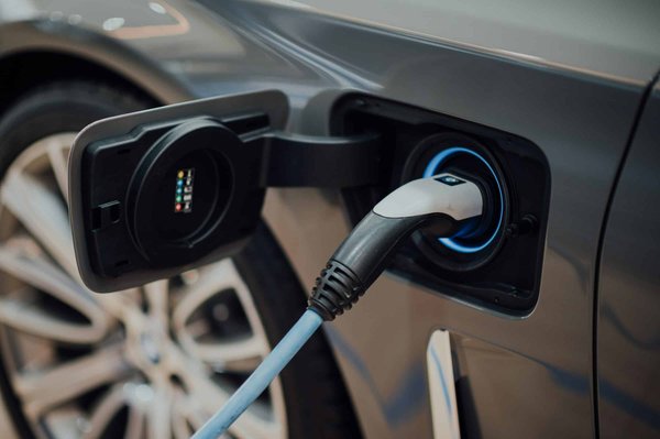 Comment les innovations dans les matériaux de batterie transforment-elles l'autonomie des véhicules électriques?